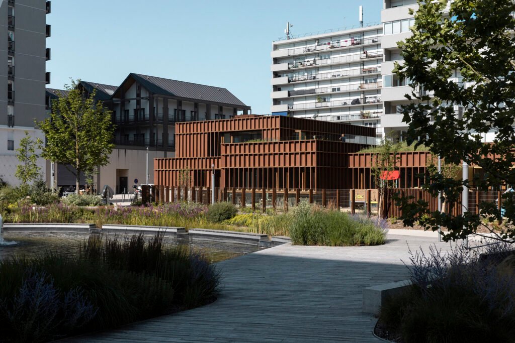Crèche et Médiathèque de Jouets / a+samueldelmas architectes
