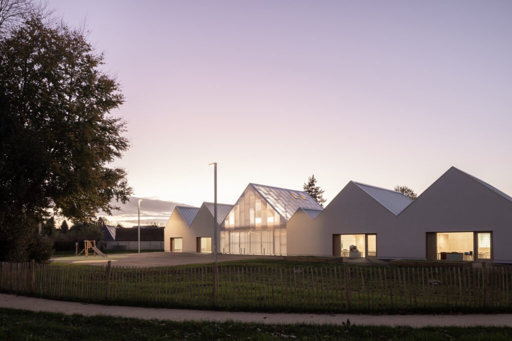 École Maternelle à Saint-Ouen-du-Tilleul / ACAU Architectes