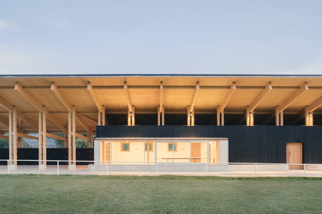 Vestiaires et Club House des Installations Sportives / Anthony Laffargue