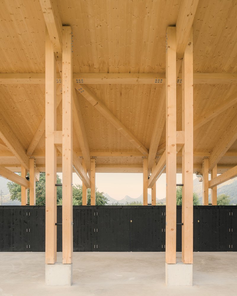 Vestiaires et Club House des Installations Sportives / Anthony Laffargue