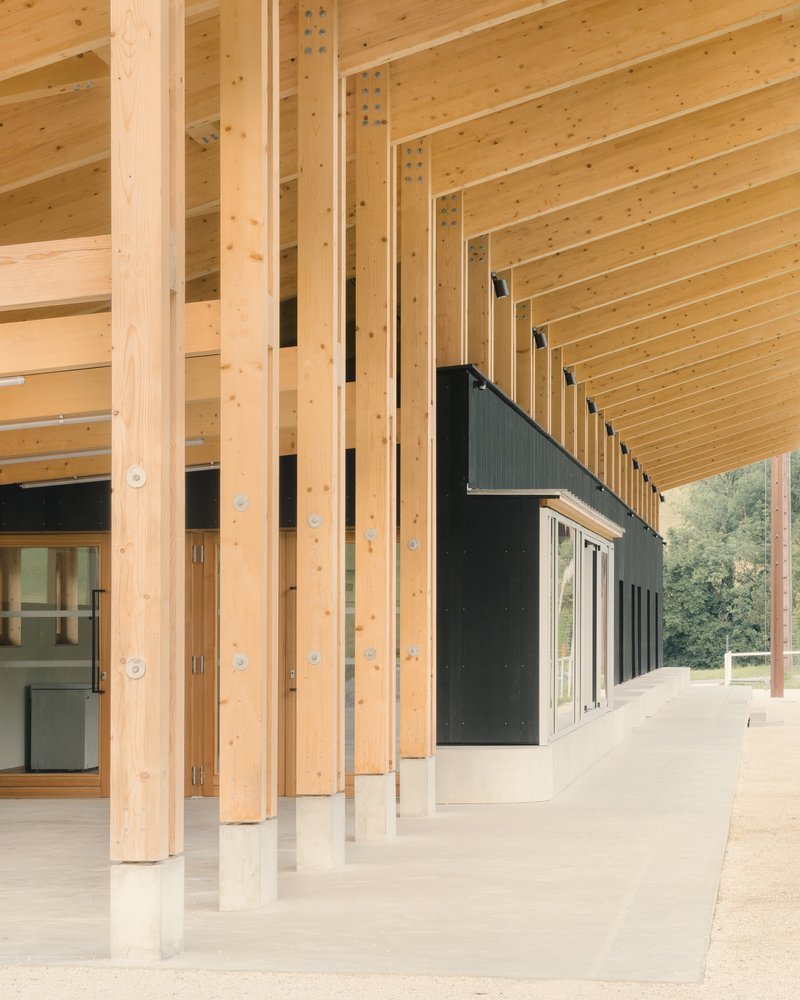Vestiaires et Club House des Installations Sportives / Anthony Laffargue