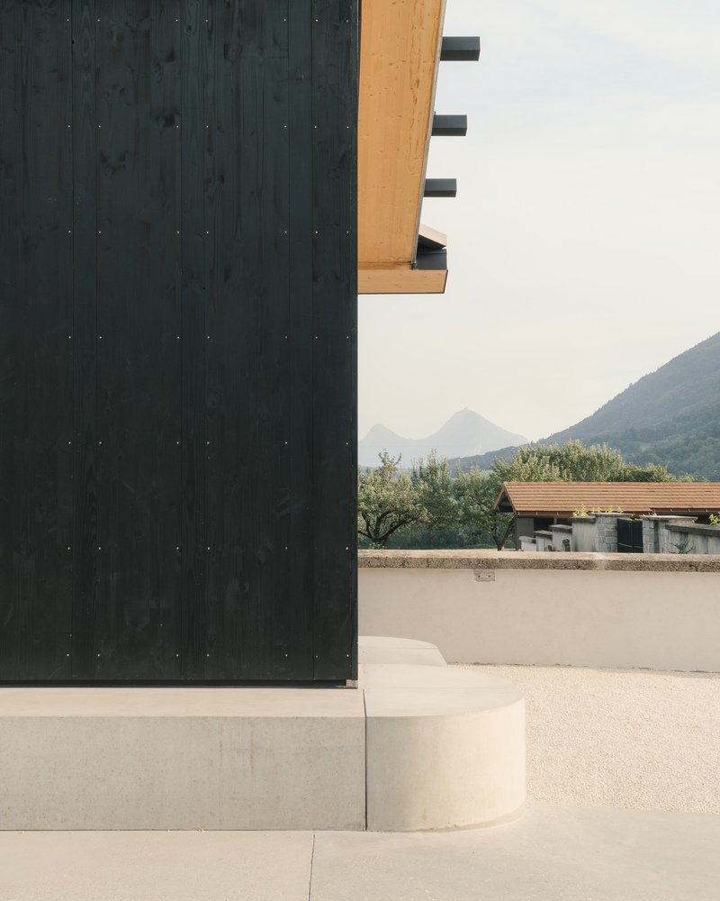 Vestiaires et Club House des Installations Sportives / Anthony Laffargue