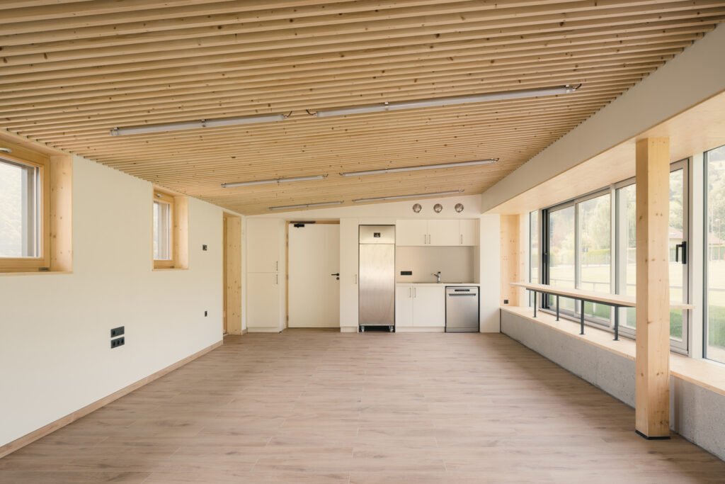 Vestiaires et Club House des Installations Sportives / Anthony Laffargue