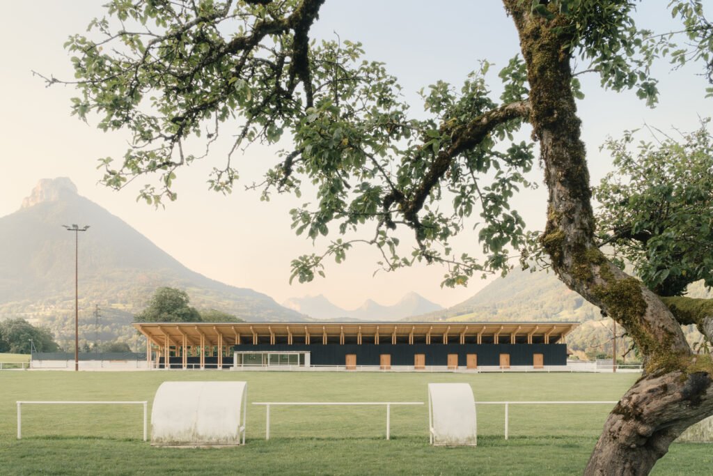 Vestiaires et Club House des Installations Sportives / Anthony Laffargue