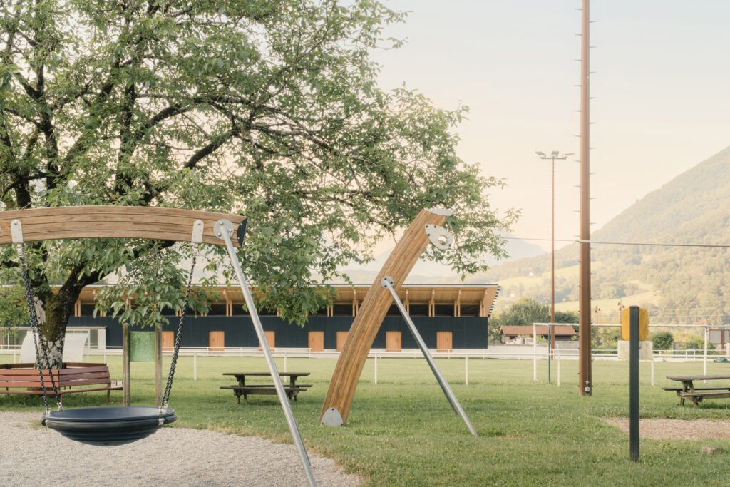 Vestiaires et Club House des Installations Sportives / Anthony Laffargue