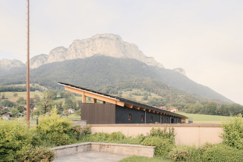 Vestiaires et Club House des Installations Sportives / Anthony Laffargue