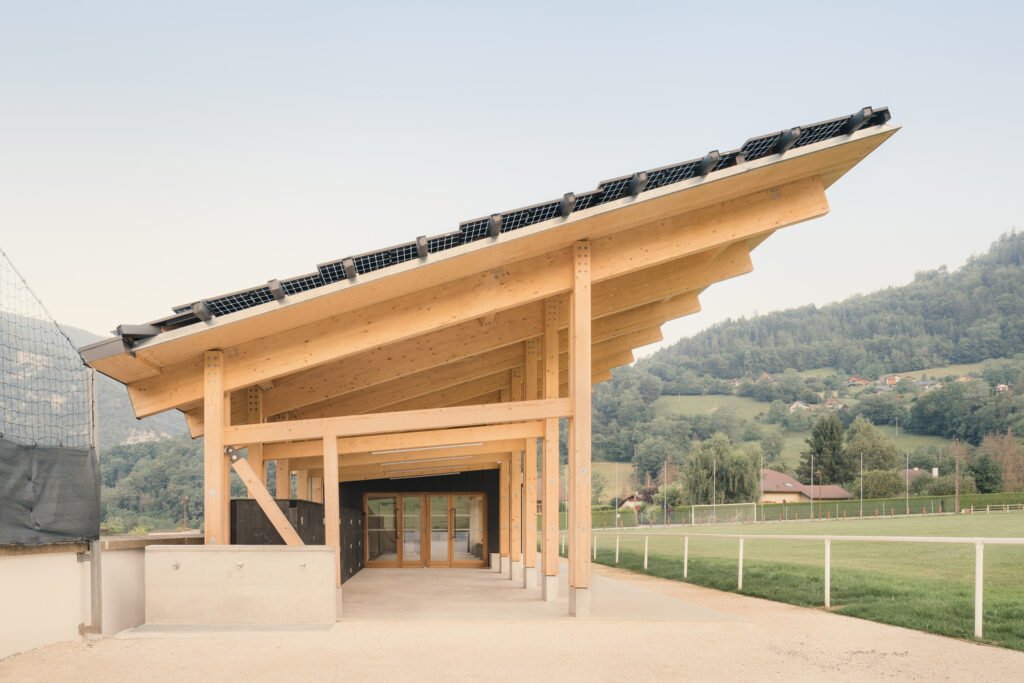 Vestiaires et Club House des Installations Sportives / Anthony Laffargue