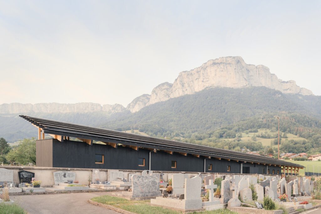 Vestiaires et Club House des Installations Sportives / Anthony Laffargue