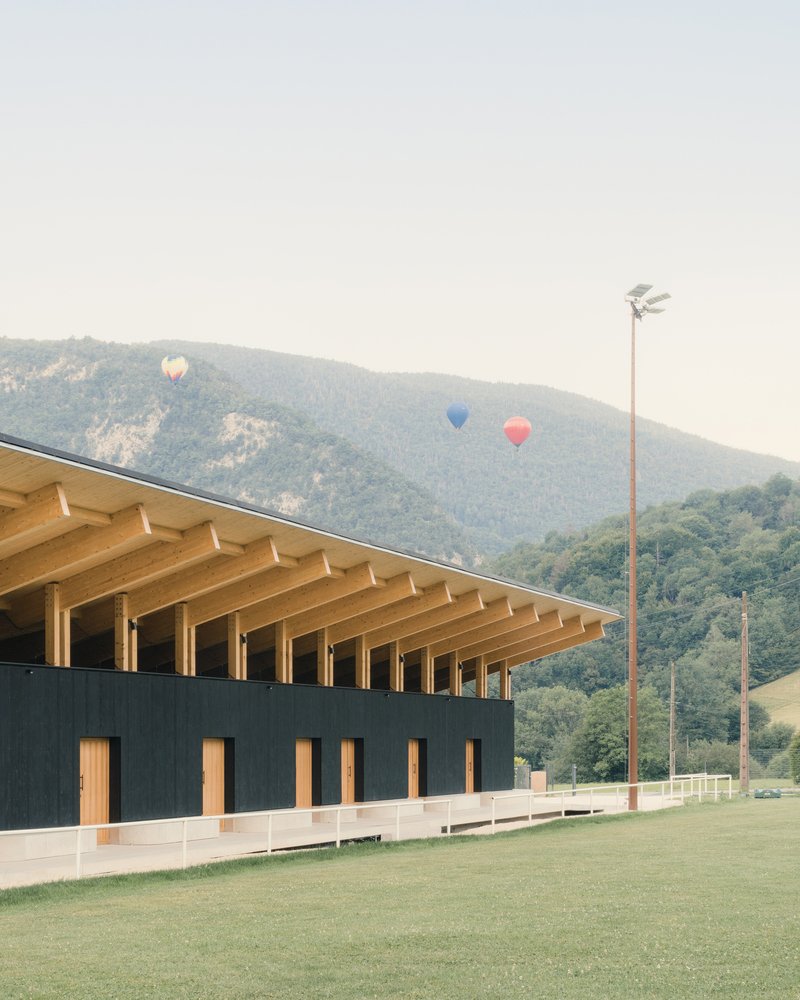 Vestiaires et Club House des Installations Sportives / Anthony Laffargue