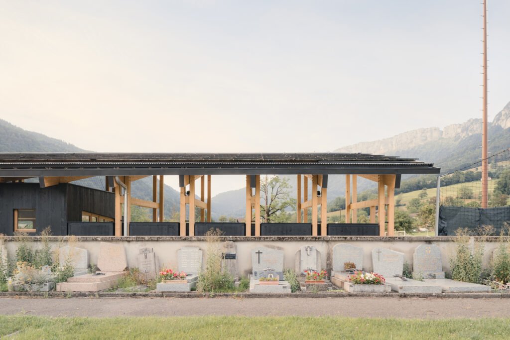 Vestiaires et Club House des Installations Sportives / Anthony Laffargue