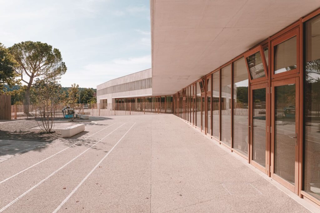 Bâtiment Fossile à l’École de Cabriès / Amelia Tavella Architectes