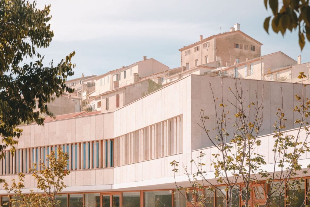 Bâtiment Fossile à l’École de Cabriès / Amelia Tavella Architectes