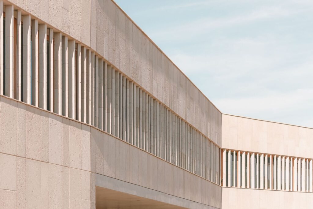 Bâtiment Fossile à l’École de Cabriès / Amelia Tavella Architectes