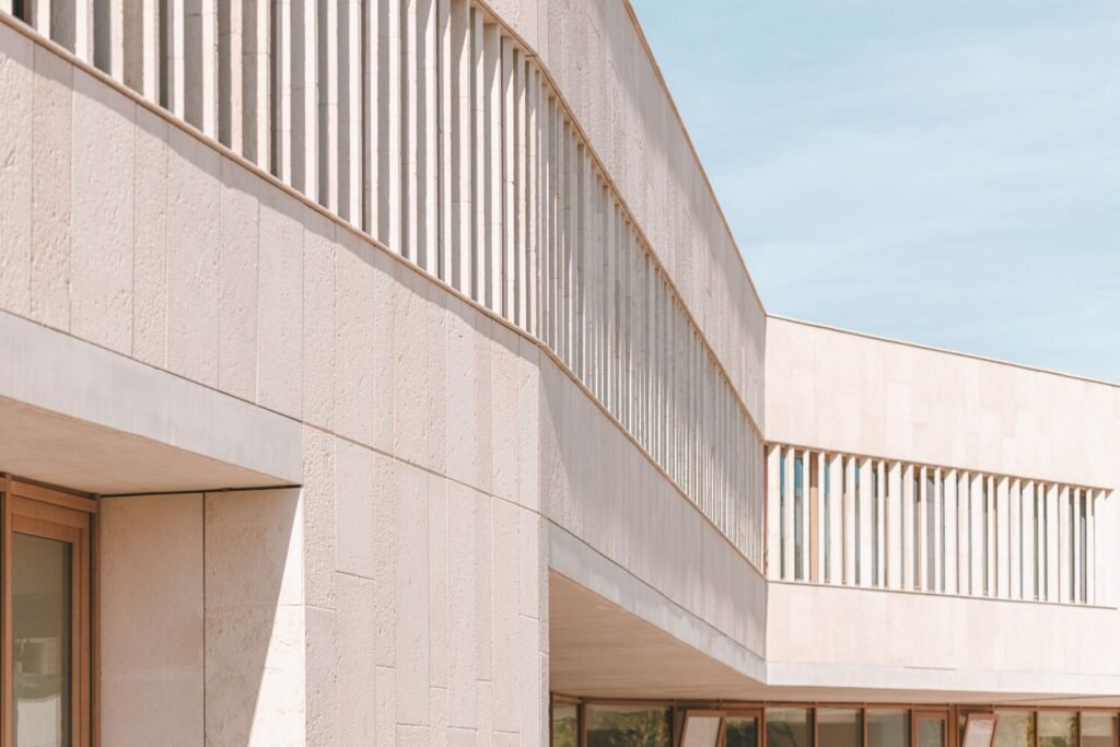Bâtiment Fossile à l’École de Cabriès / Amelia Tavella Architectes