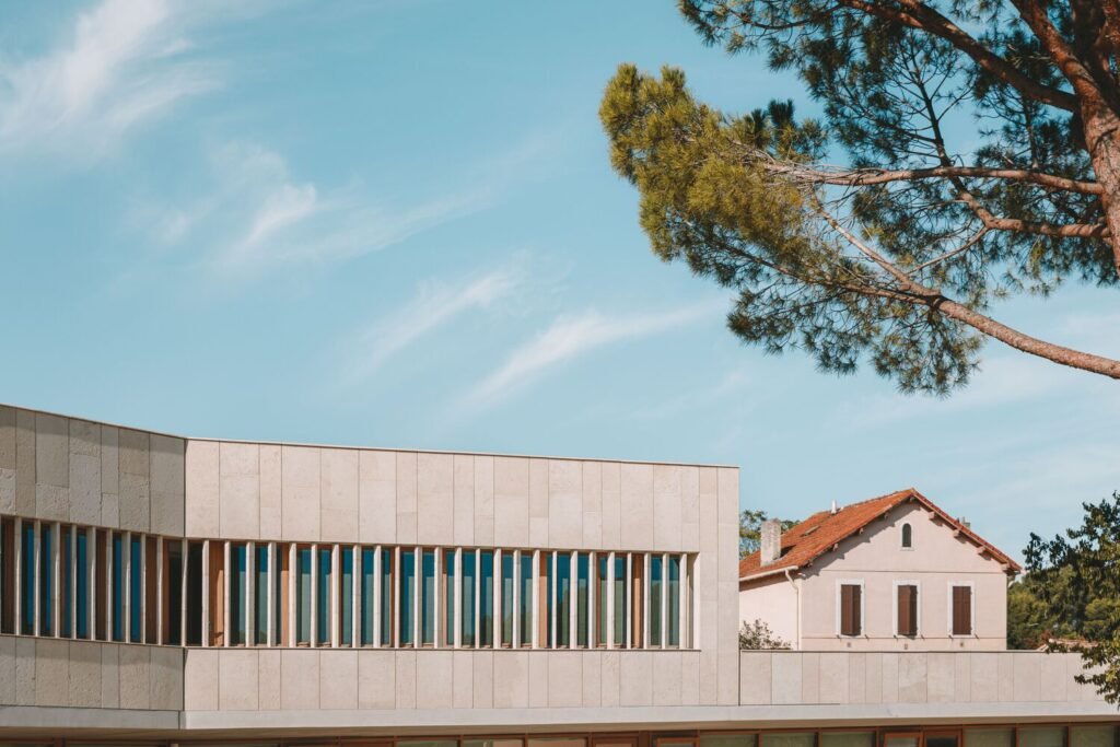 Bâtiment Fossile à l’École de Cabriès / Amelia Tavella Architectes