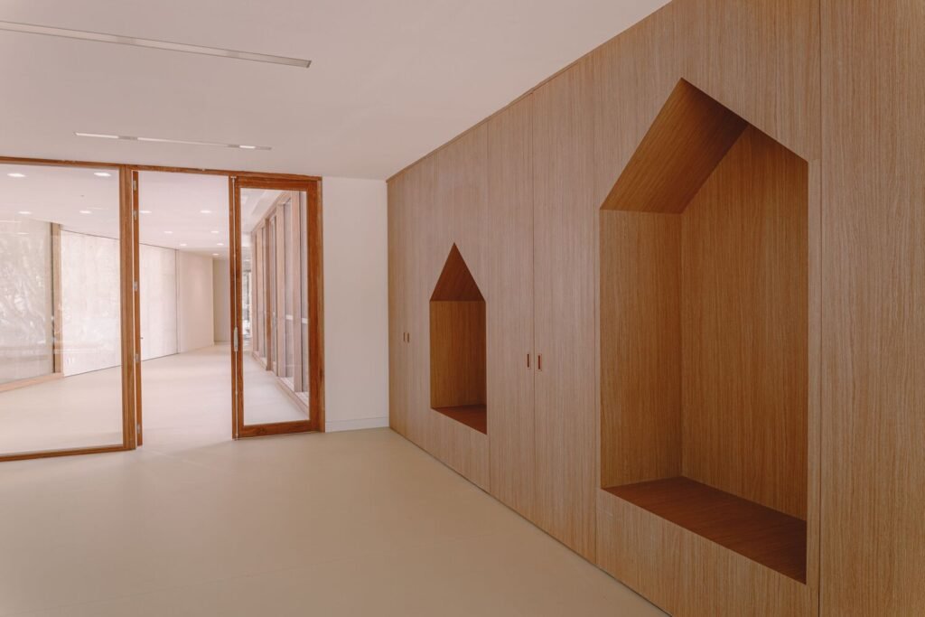 Bâtiment Fossile à l’École de Cabriès / Amelia Tavella Architectes