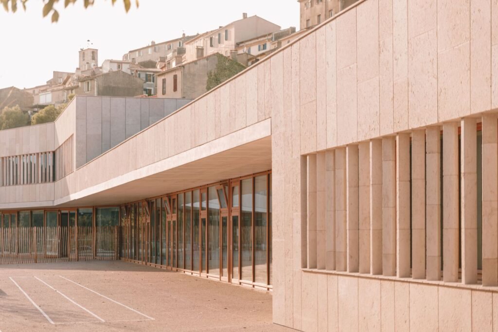 Bâtiment Fossile à l’École de Cabriès / Amelia Tavella Architectes