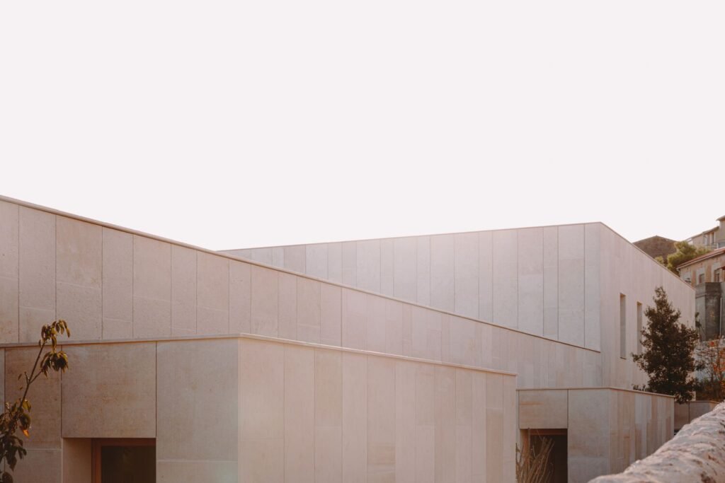 Bâtiment Fossile à l’École de Cabriès / Amelia Tavella Architectes