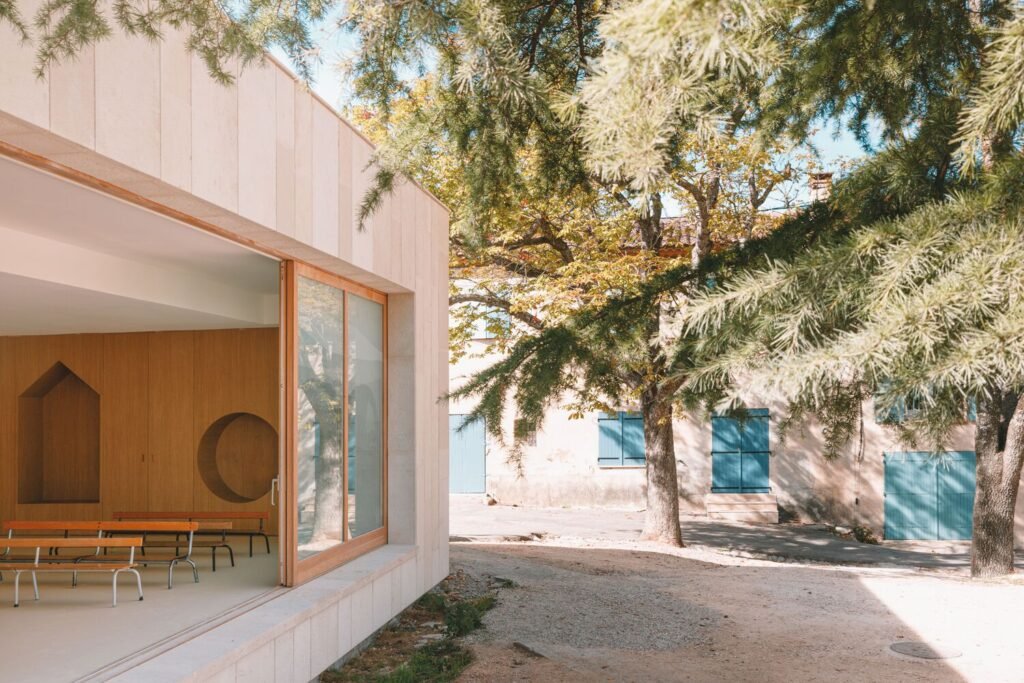 Bâtiment Fossile à l’École de Cabriès / Amelia Tavella Architectes