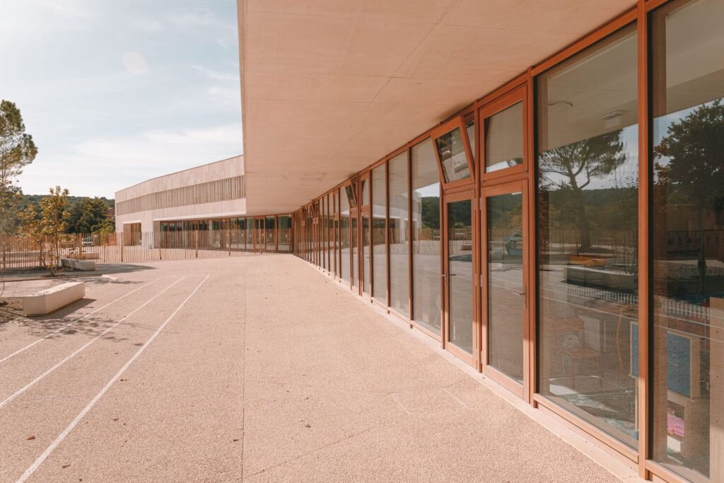 Bâtiment Fossile à l’École de Cabriès / Amelia Tavella Architectes