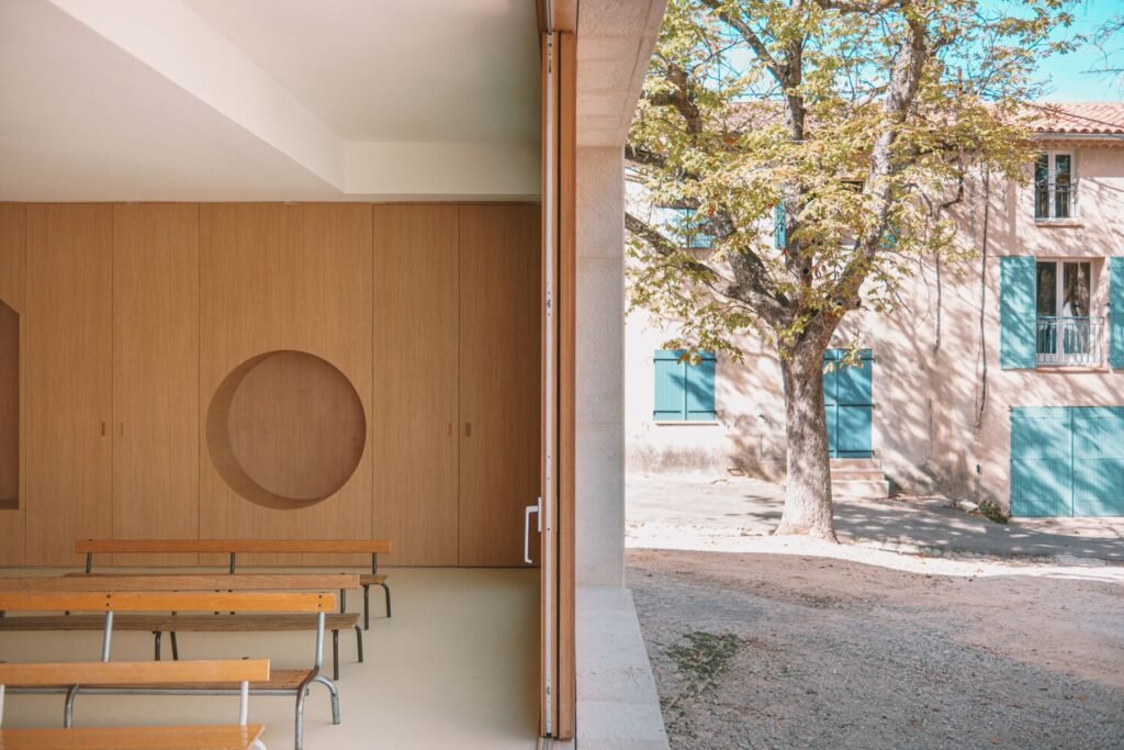 Bâtiment Fossile à l’École de Cabriès / Amelia Tavella Architectes