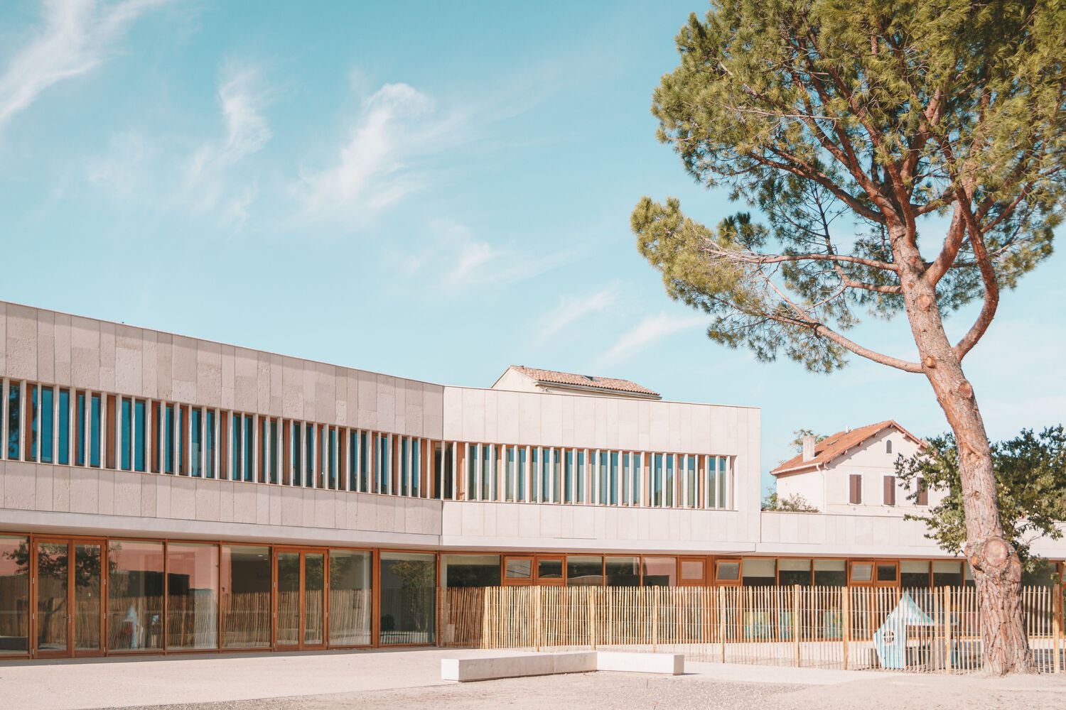 Bâtiment Fossile à l’École de Cabriès / Amelia Tavella Architectes