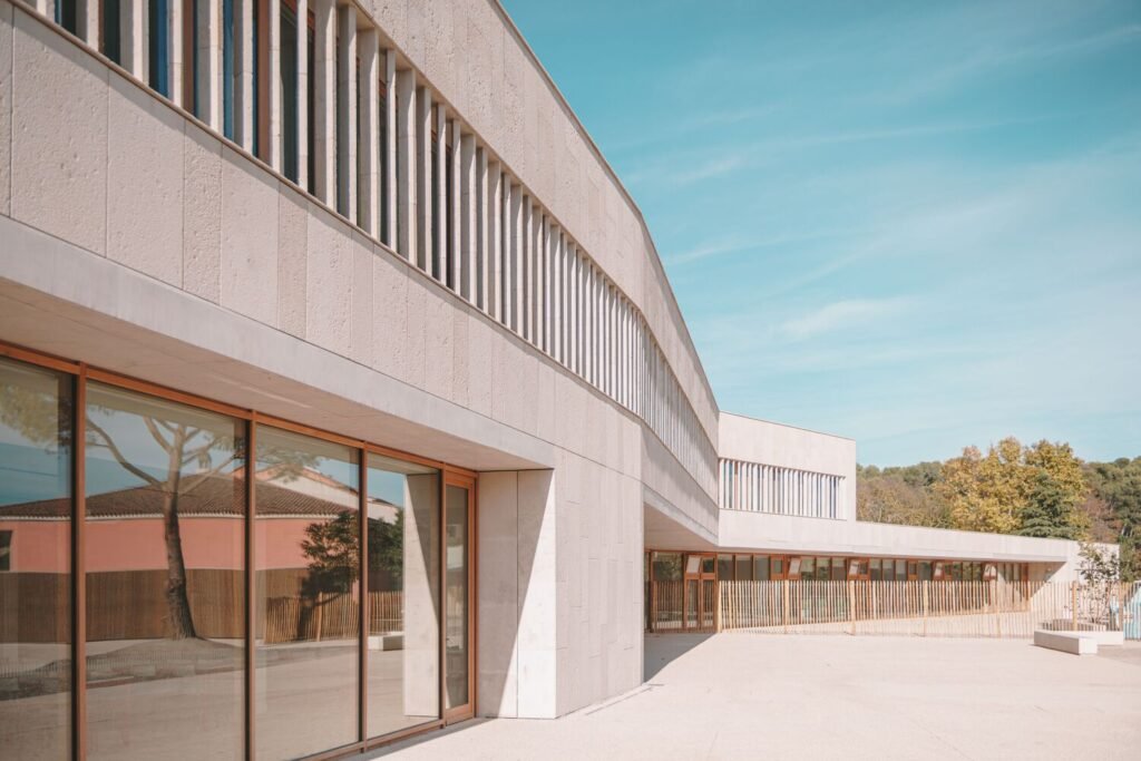 Bâtiment Fossile à l’École de Cabriès / Amelia Tavella Architectes