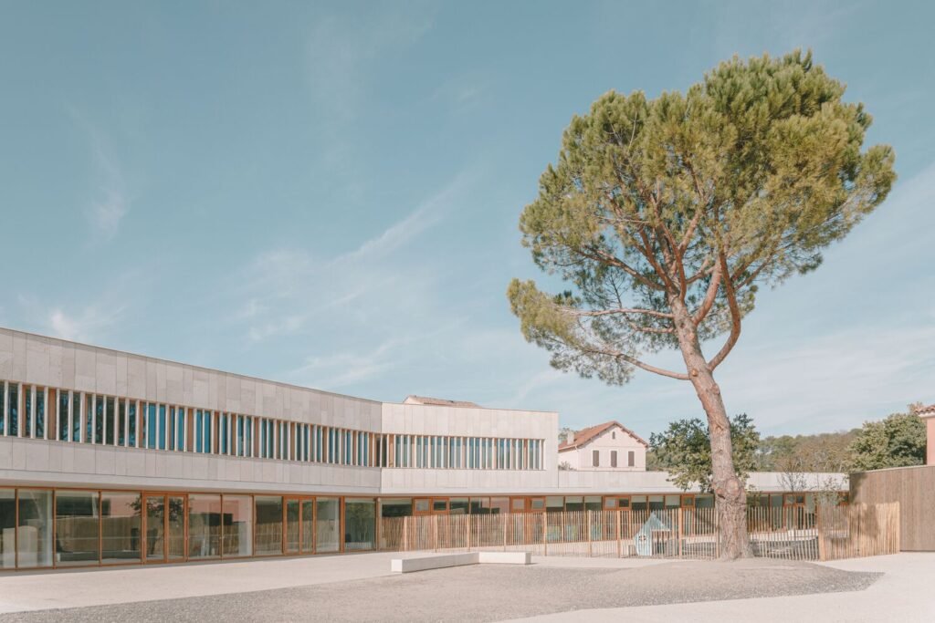 Bâtiment Fossile à l’École de Cabriès / Amelia Tavella Architectes