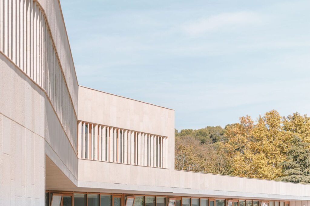 Bâtiment Fossile à l’École de Cabriès / Amelia Tavella Architectes