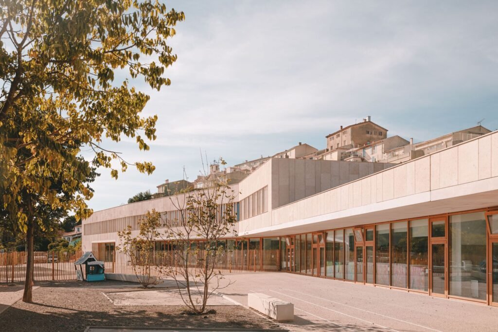 Bâtiment Fossile à l’École de Cabriès / Amelia Tavella Architectes